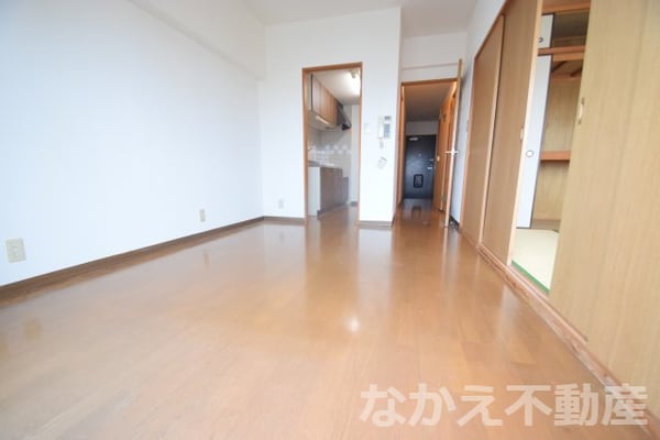 居室(こちらの居間で趣味の時間をお楽しみください)