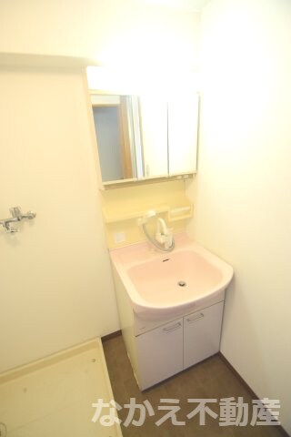 物件内観写真7　(ゆったりとスペースのある洗面所)