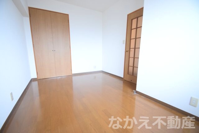 物件内観写真13　(広くて明るい寝室)