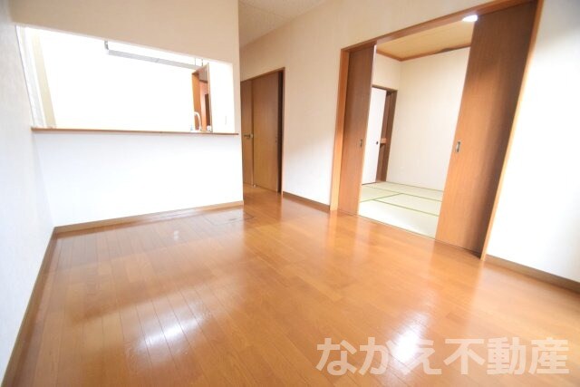 物件内観写真2　(ゆったりとした居間です)