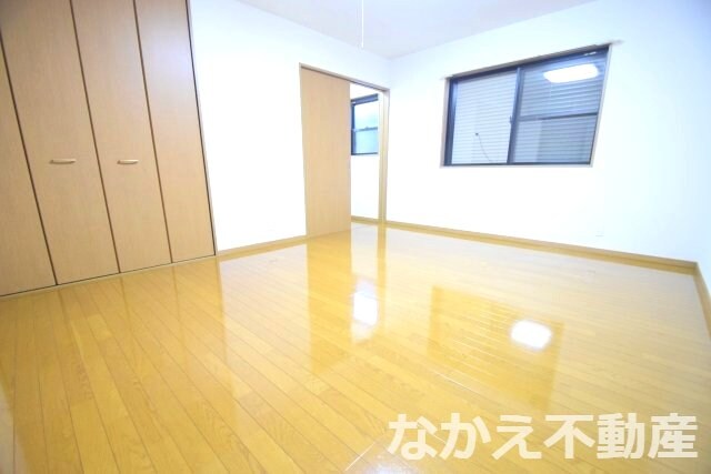 物件内観写真2　(こちらの居間で趣味の時間をお楽しみください)