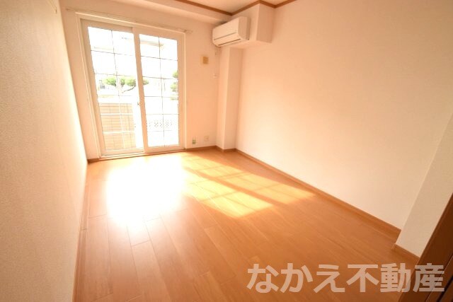 物件内観写真3　(落ち着いた色調の寝室です)