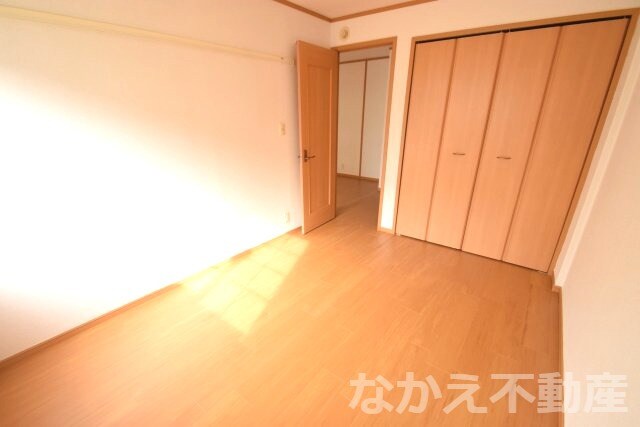 物件内観写真4　(落ち着いた色調の寝室です)