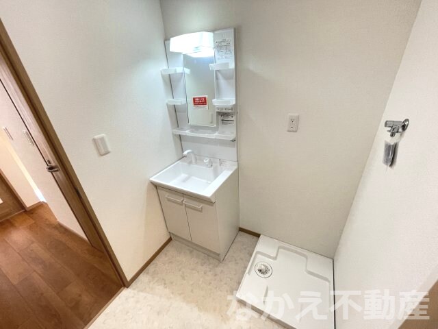 物件内観写真7　(明るい洗面所です)