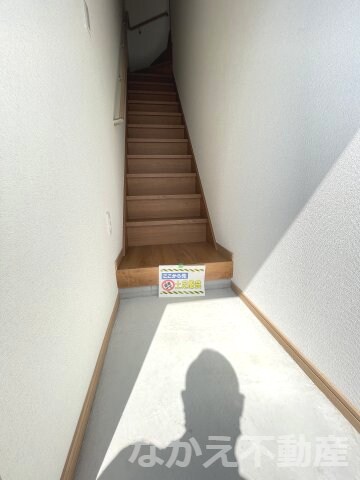 物件内観写真8　(明るい玄関です)