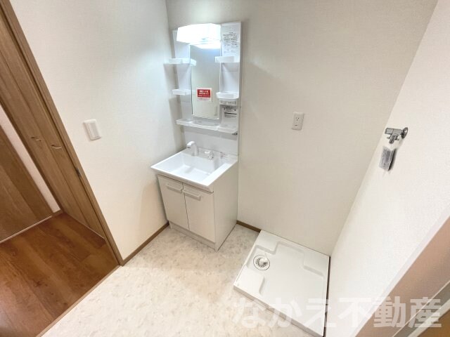 物件内観写真7　(ゆったりとスペースのある洗面所)