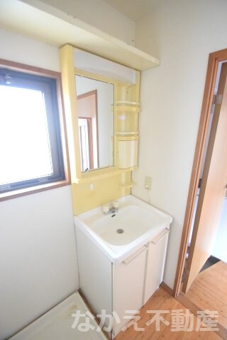 物件内観写真8　(広い洗面スペース)