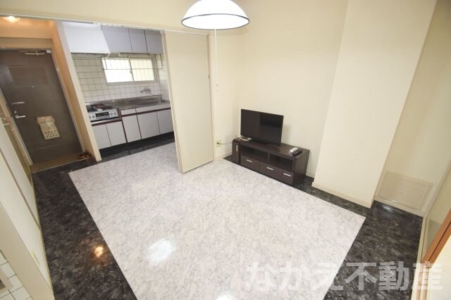 物件内観写真2　(ゆったり過ごせる居間です)