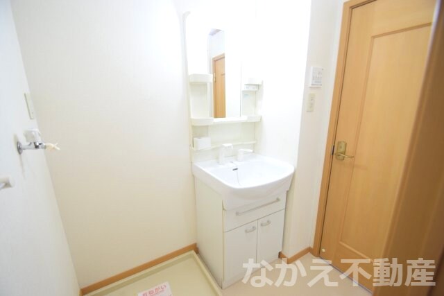 物件内観写真7　(広い洗面スペース)