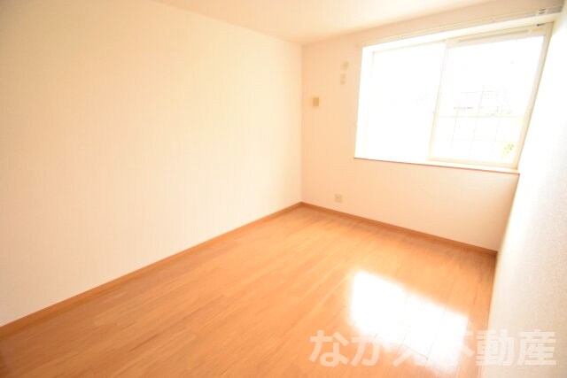 物件内観写真4　(落ち着いた色調の寝室です)