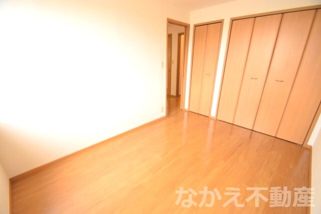 物件内観写真5　(落ち着いた色調の寝室です)