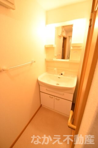 物件内観写真8　(ゆったりとスペースのある洗面所)