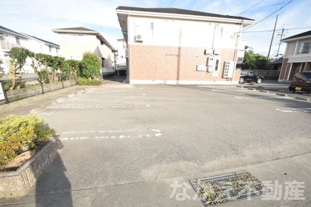 物件外観写真2　(駐車場です)