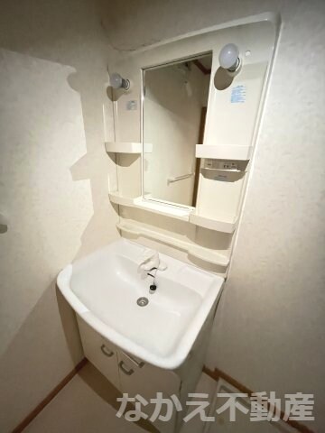 物件内観写真9　(広い洗面スペース)