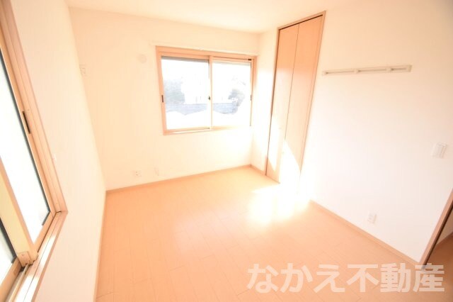 物件内観写真4　(広くて明るい寝室)