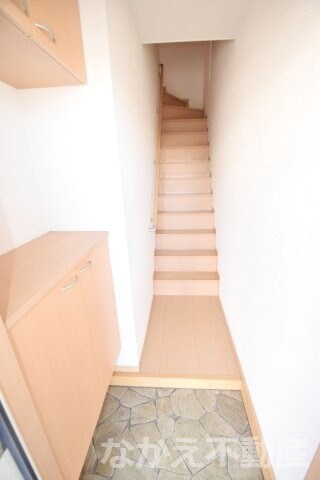 物件内観写真11　(明るい玄関です)