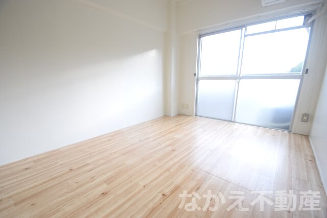 物件内観写真3　(落ち着いた色調の寝室です)