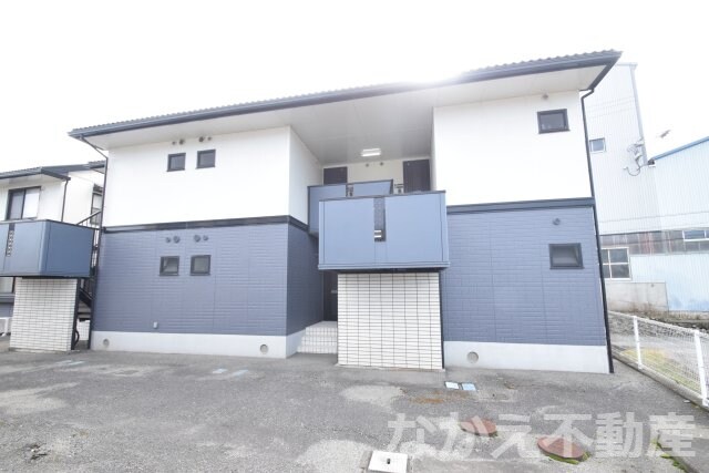 物件外観写真2　(落ち着いた雰囲気の外観です)