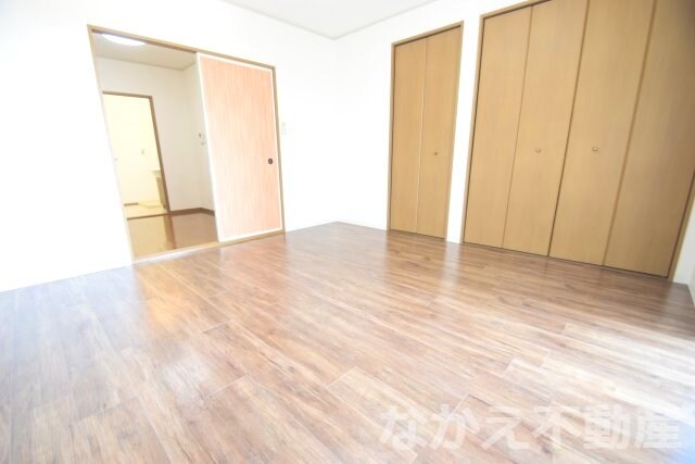 物件内観写真4　(明るい洋室です)
