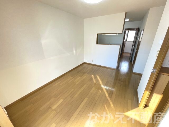 物件内観写真2　(こちらのリビングで趣味の時間をお楽しみください)