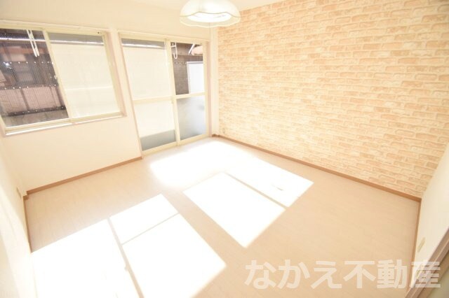 物件内観写真4　(落ち着いた色調の寝室です)