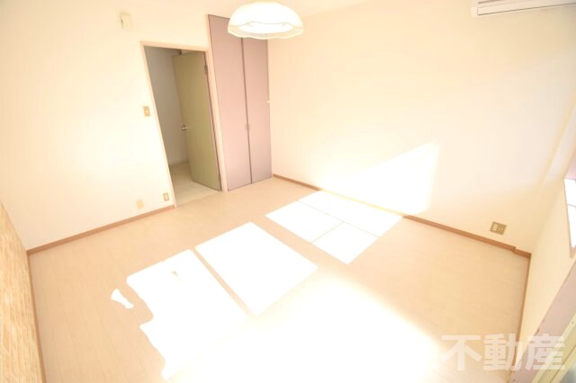 物件内観写真13　(明るい洋室です)