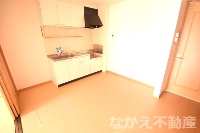 物件内観写真2　(ゆったりとした居間です)