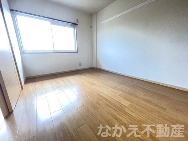 寝室(落ち着いて過ごせるお部屋なので、寝室にいかがでしょうか)