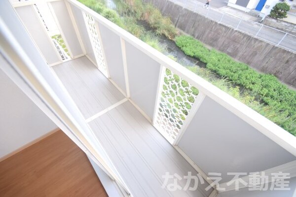 バルコニー(外からの目が気にならないバルコニーで洗濯物が干せます)