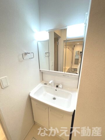 物件内観写真7　(広い洗面スペース)