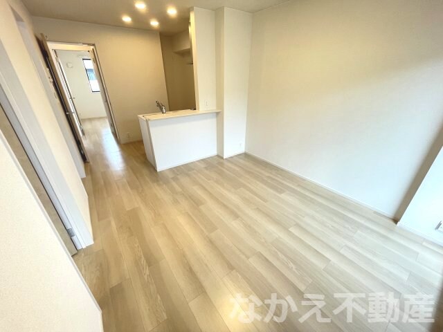 物件内観写真2　(ゆったりとした居間です)