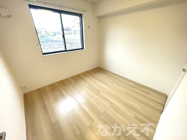 物件内観写真3　(開放的な寝室です)