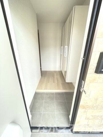 物件内観写真8　(収納もある玄関です)