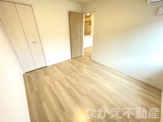 物件内観写真14　(広くて明るい寝室)