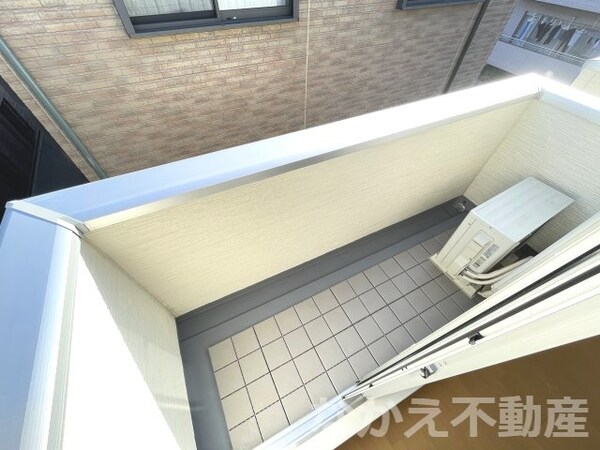 バルコニー(開放的で明るい空間を演出してくれるバルコニーです)