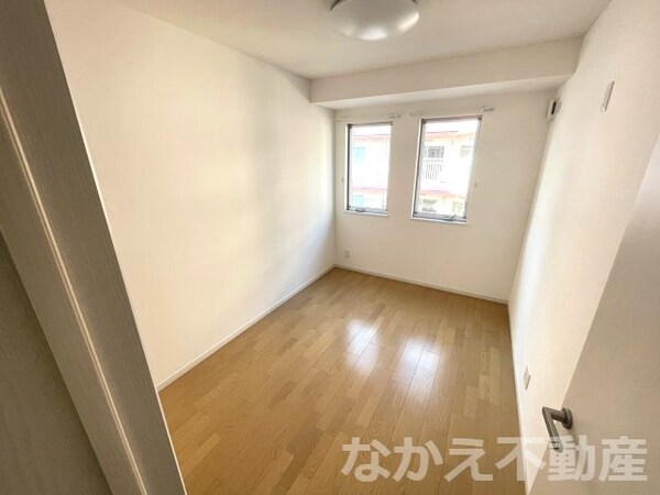 寝室(落ち着いた色調の寝室です)