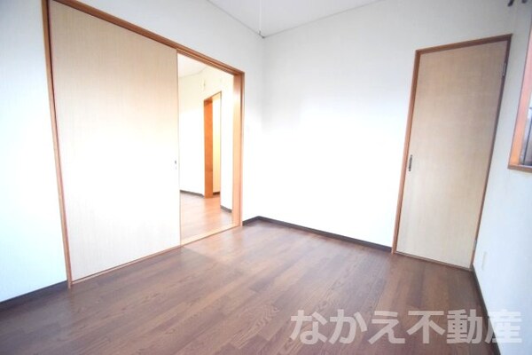 寝室(落ち着いて過ごせるお部屋なので、寝室にいかがでしょうか)