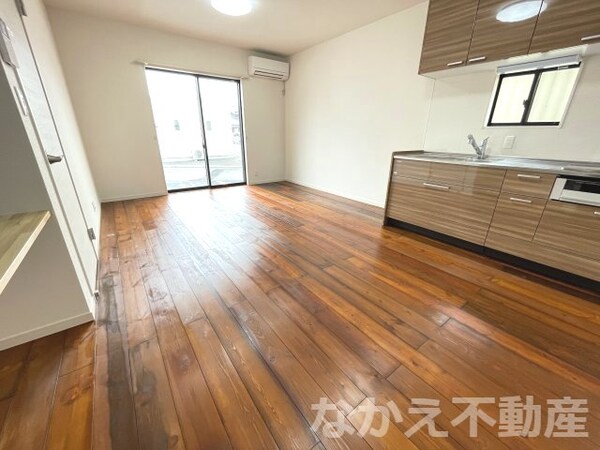 居室(こちらのリビングで趣味の時間をお楽しみください)