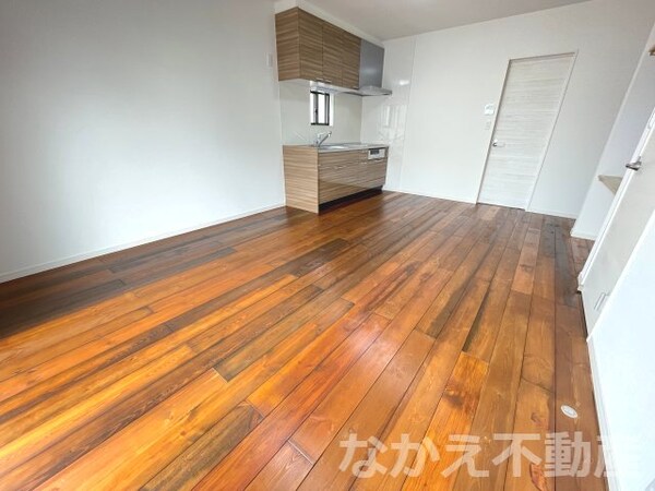 居室(こちらの居間で趣味の時間をお楽しみください)