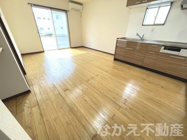 物件内観写真2　(こちらのリビングで趣味の時間をお楽しみください)