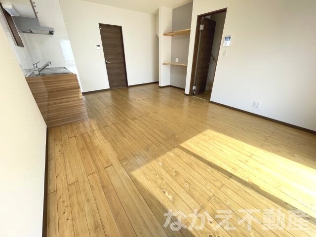 物件内観写真3　(こちらの居間で趣味の時間をお楽しみください)