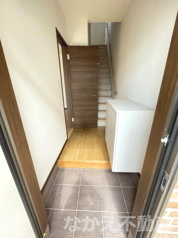 物件内観写真10　(収納もある玄関です)