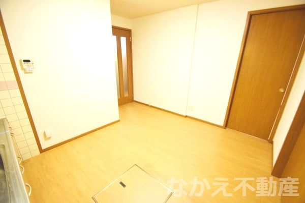 居室(こちらの居間で趣味の時間をお楽しみください)