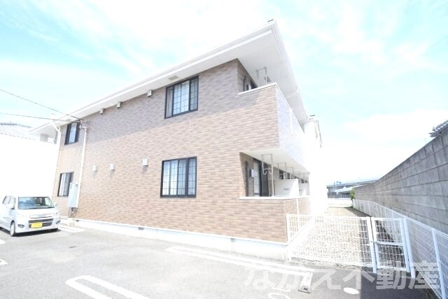 物件外観写真1　(外観は落ち着いています)