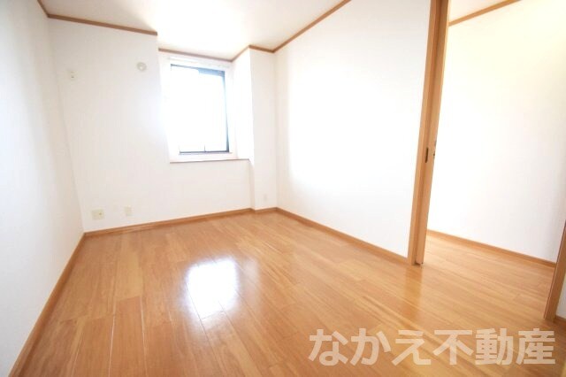 物件内観写真4　(開放的な寝室です)