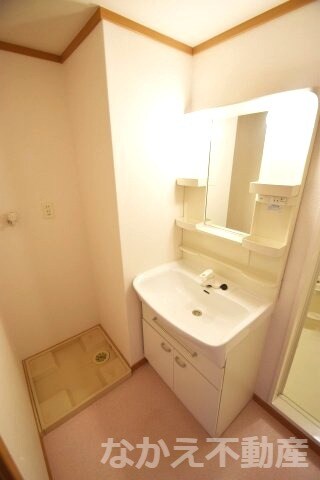 物件内観写真8　(明るい洗面所です)