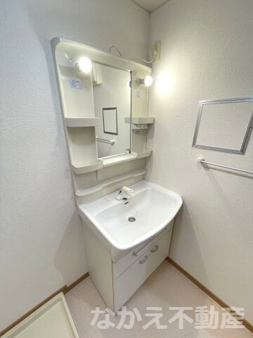 物件内観写真8　(広い洗面スペース)