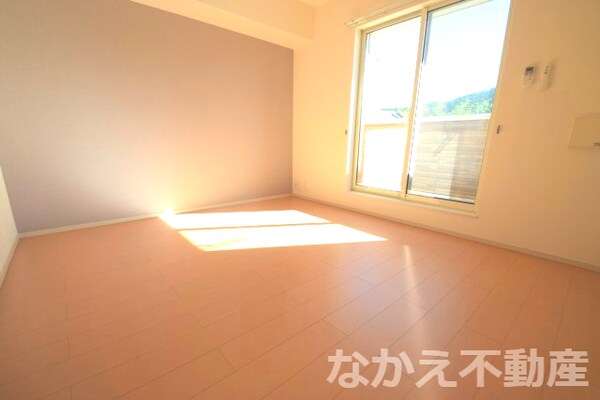 居室(こちらの居間で趣味の時間をお楽しみください)