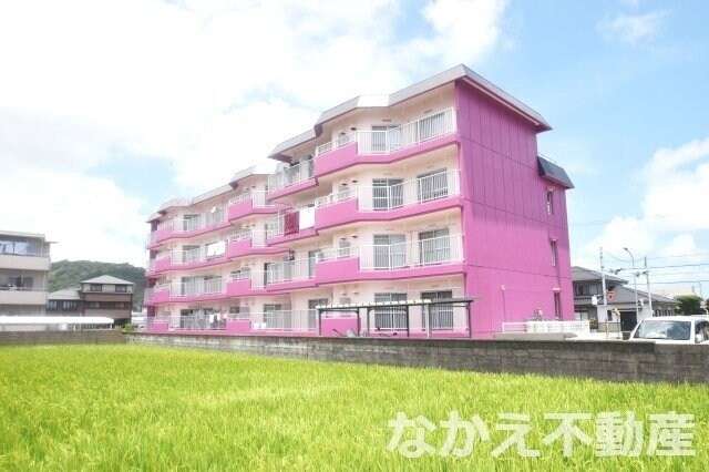 物件外観写真1　(外観は落ち着いています)