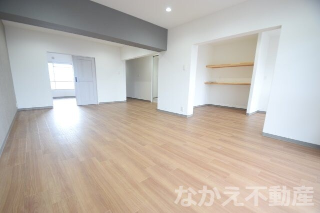 物件内観写真2　(こちらのリビングで趣味の時間をお楽しみください)